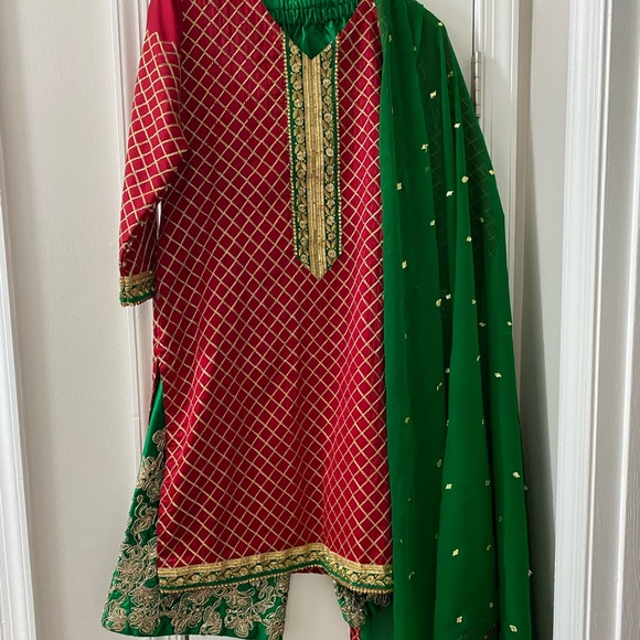 Pakistani Kameez and Loose pajama Outfit - Picture 1 of 12